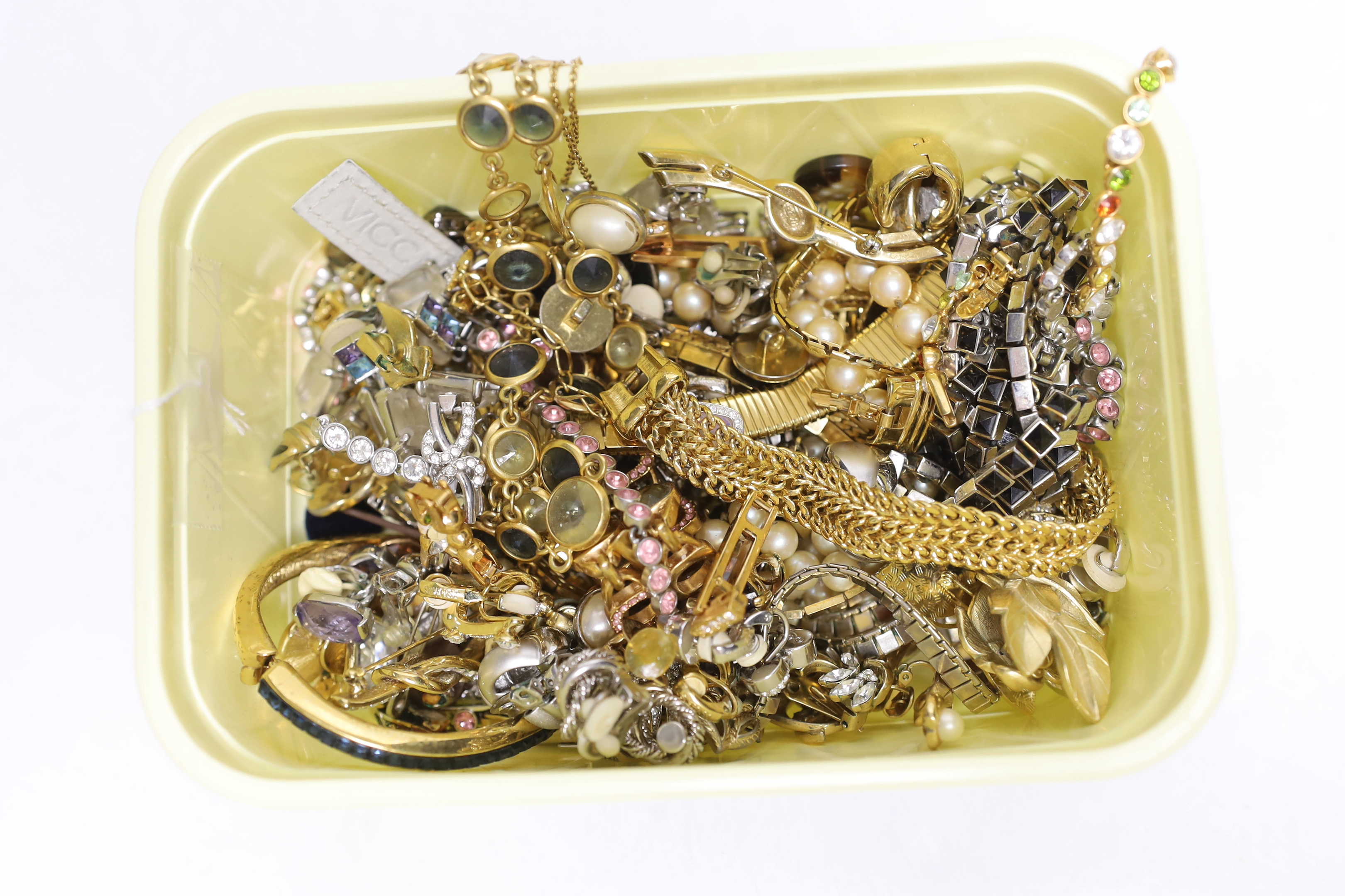 A quantity of assorted costume jewellery.
